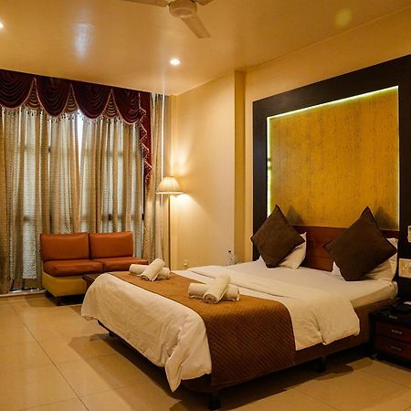 Hotel Viva Inn Yerandwane ภายนอก รูปภาพ