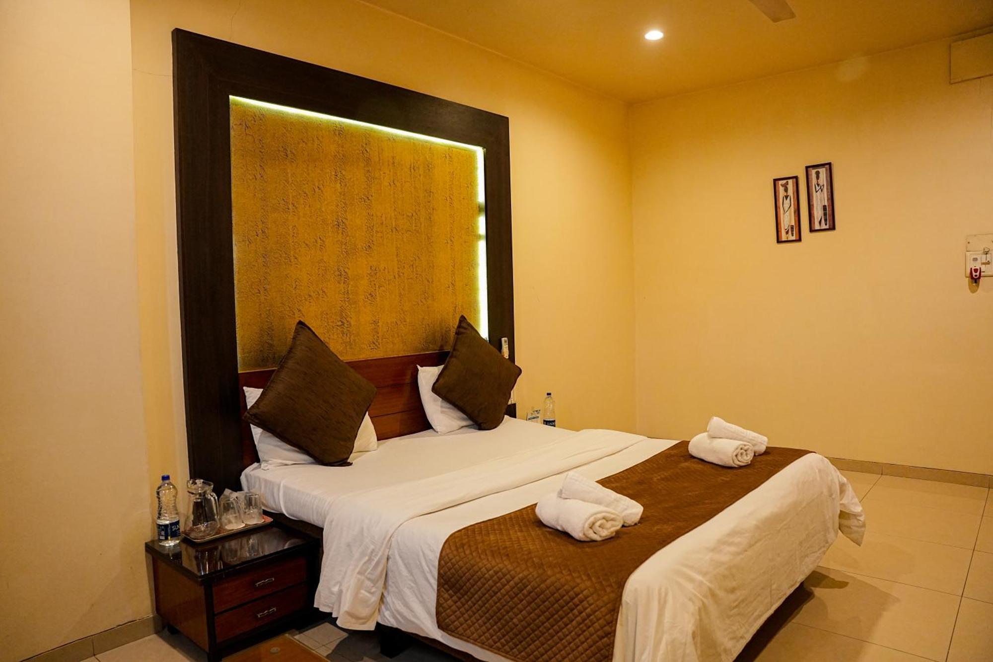 Hotel Viva Inn Yerandwane ภายนอก รูปภาพ
