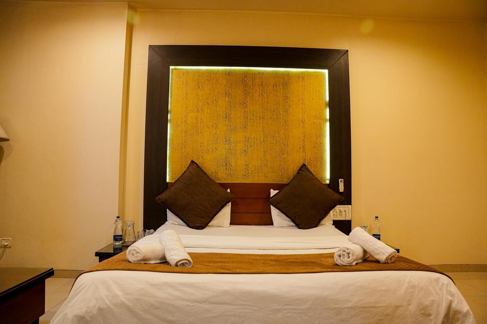 Hotel Viva Inn Yerandwane ภายนอก รูปภาพ