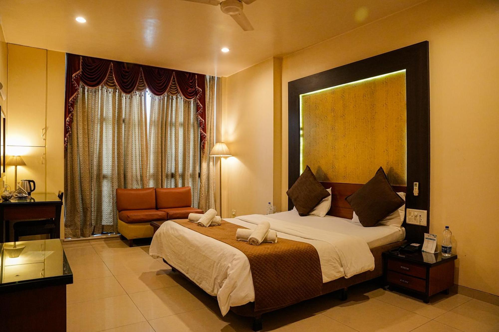 Hotel Viva Inn Yerandwane ภายนอก รูปภาพ