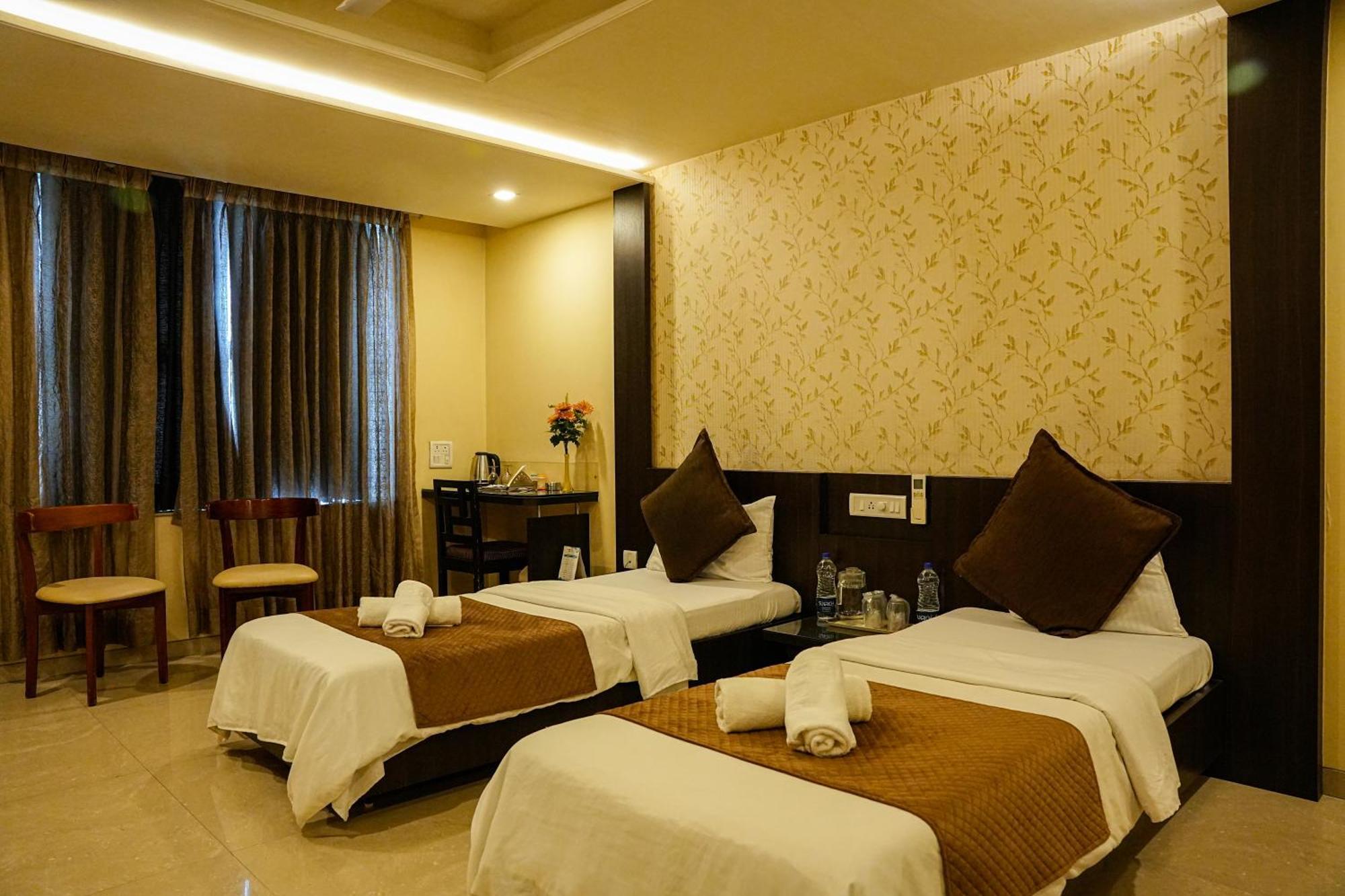 Hotel Viva Inn Yerandwane ภายนอก รูปภาพ