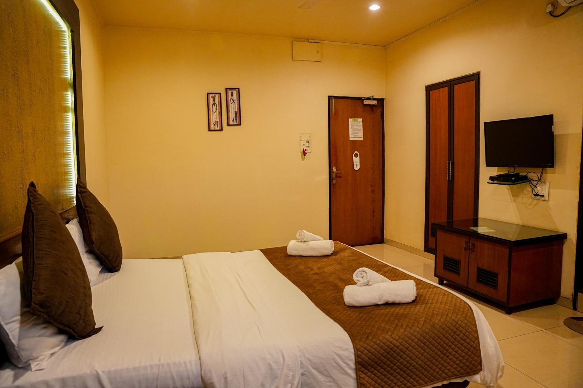 Hotel Viva Inn Yerandwane ภายนอก รูปภาพ