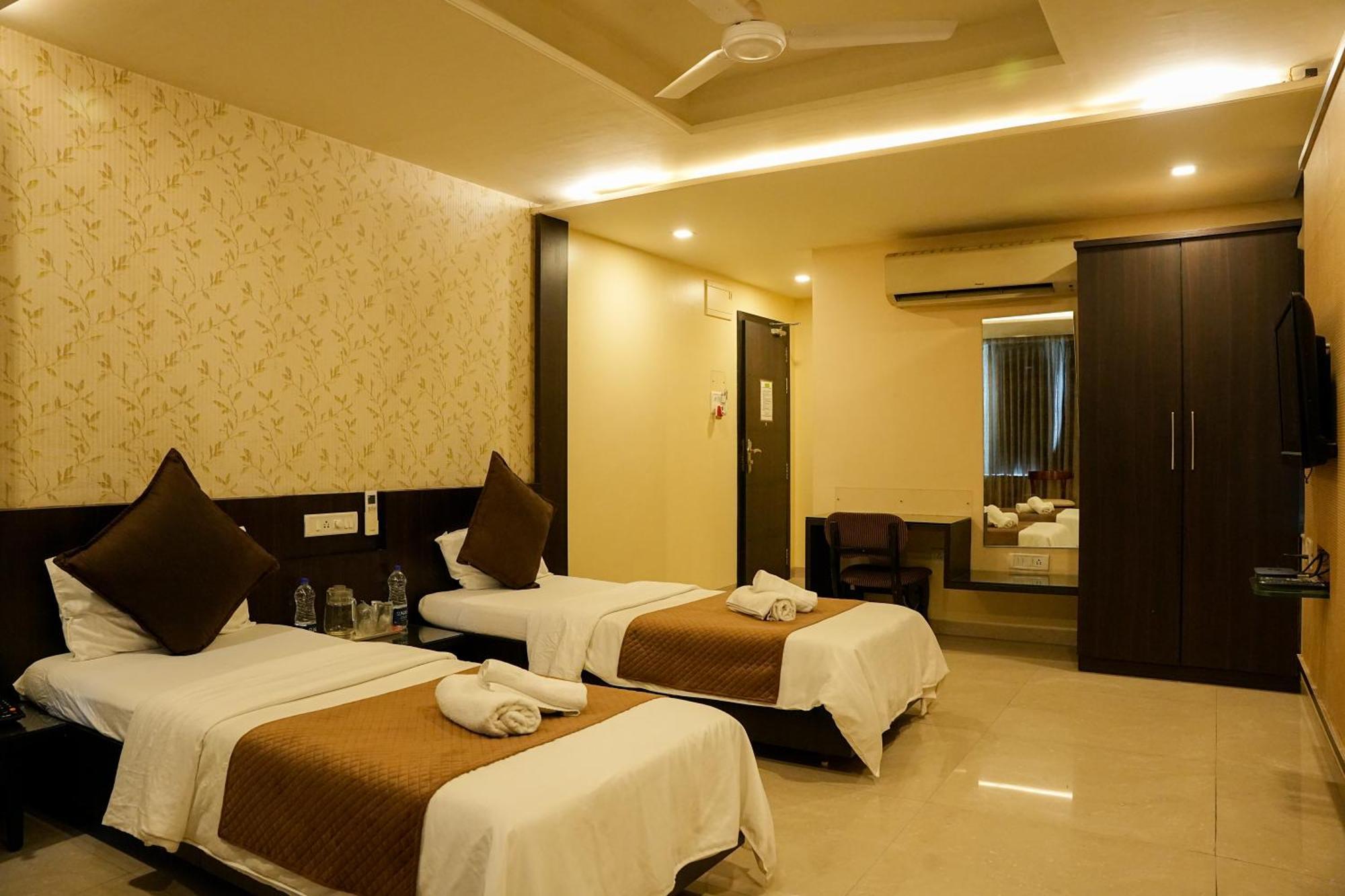 Hotel Viva Inn Yerandwane ภายนอก รูปภาพ