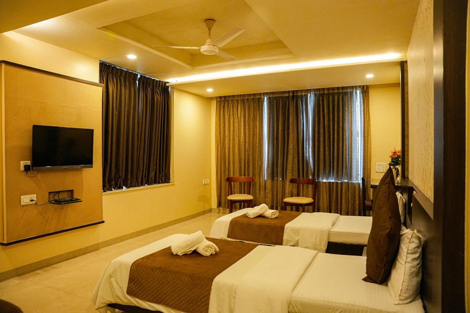 Hotel Viva Inn Yerandwane ภายนอก รูปภาพ